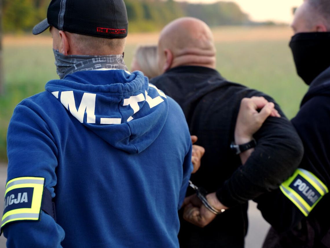 ŚRODKI ODURZAJĄCE ZAKOPYWALI W ZIEMI – zatrzymania w Nowym Dworze Maz. i Zakroczymiu [FILM]