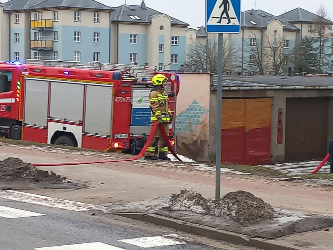 Strażacy ratują zalewane garaże przy Al. Sybiraków