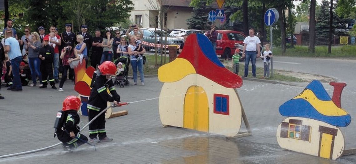 Strażacy świętowali przed Areną Strażacy świętowali przed Areną