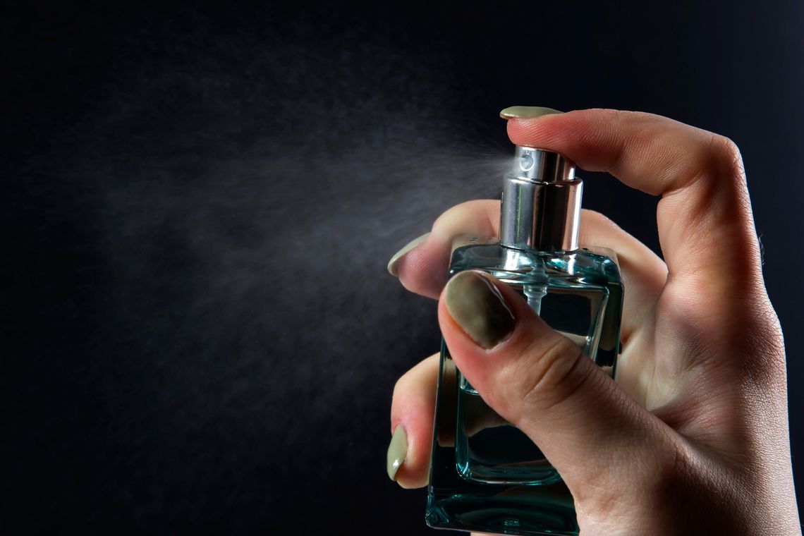 Sukienka i zapach – duet doskonały. Jak francuskie perfumy lane podkreślają kobiecą stylizację?