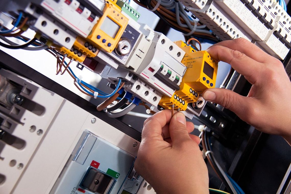 Uprawnienia elektryka bądź technik elektryk w kilkanaście miesięcy. Kurs przez internet
