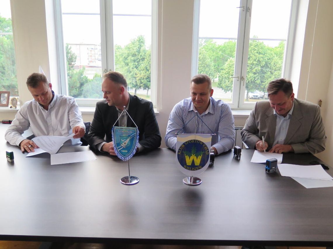 WIELISZEW. Dąb Wieliszew i AKS Mewa Krubin podpisali umowę współpracy WIELISZEW. Dąb Wieliszew i AKS Mewa Krubin podpisali umowę współpracy
