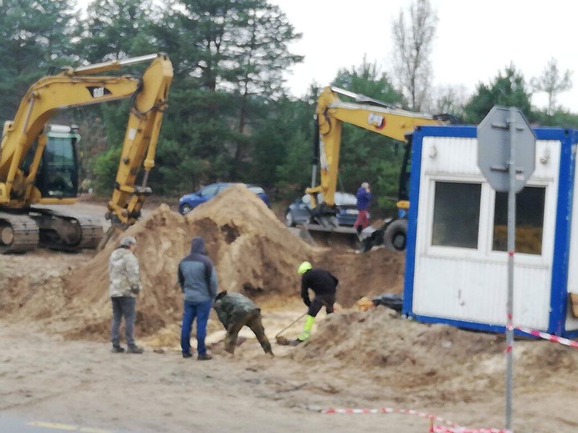 WIELISZEW. Ekshumacja szczątek na terenie budowy DK61