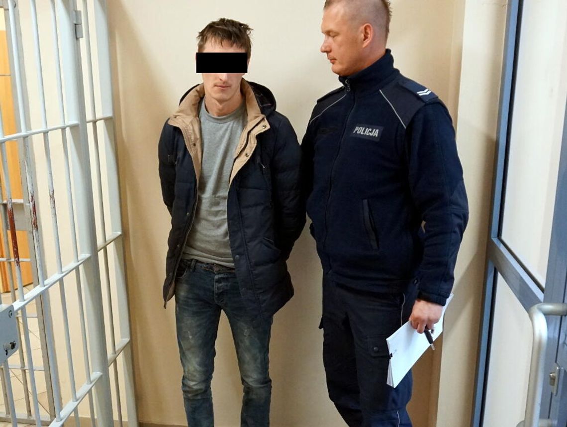 WIELISZEW. Ukradł samochód i pijany skończył na słupie WIELISZEW. Ukradł samochód i pijany skończył na słupie