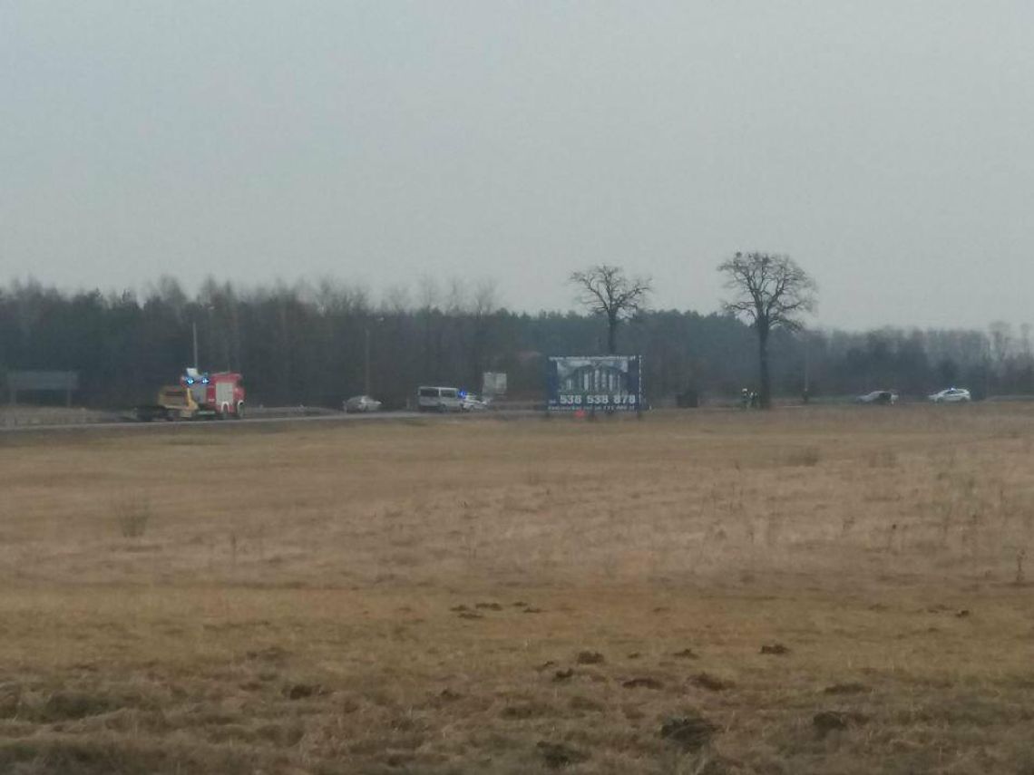WIELISZEW. Wypadek na Modlińskiej. Dwie osoby trafiły do szpitala WIELISZEW. Wypadek na Modlińskiej. Dwie osoby trafiły do szpitala