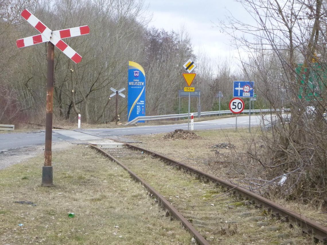WIELISZEW-ZEGRZE. Kolejowa linia stanęła w polu WIELISZEW-ZEGRZE. Kolejowa linia stanęła w polu