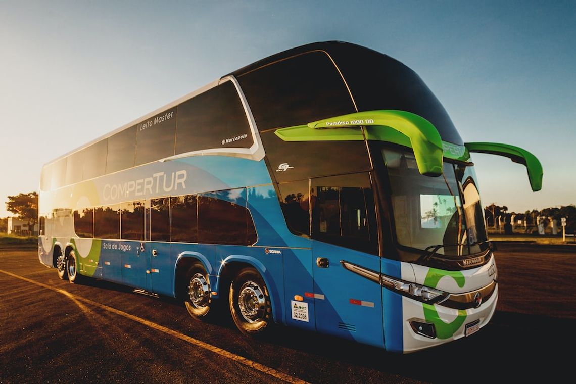 Wynajem autokaru z kierowcą – jakie ma korzyści?