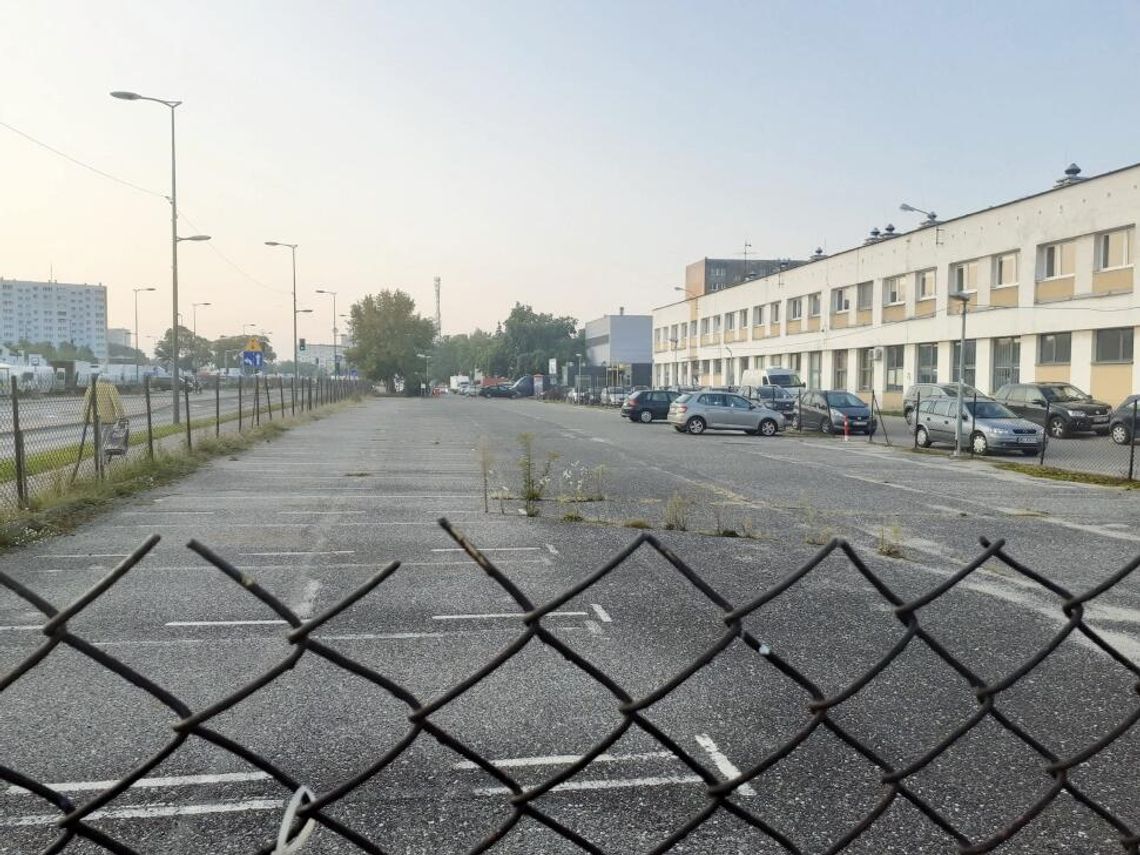 WYWIAD. Parking sądu dla klientów targowiska? Interwencja radnego