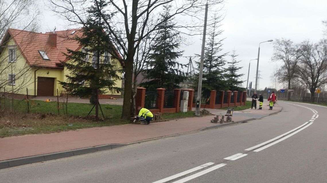 Zamiast dobrze wykonanego pobocza, słupki? Zamiast dobrze wykonanego pobocza, słupki?