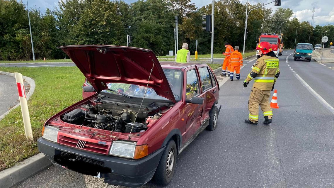 ZEGRZE. Nie zauważył czerwonego światła i wjechał w inne auto